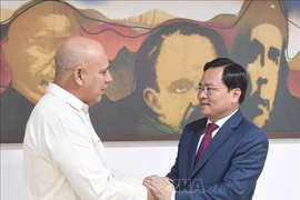 Member of the Communist Party of Vietnam (CPV) Central Committee and Secretary of the Bac Ninh provincial Party Committee Nguyen Anh Tuan ( right) and Politburo member and Permanent Secretary of the Communist Party of Cuba Roberto Morales Ojeda. (Photo: VNA)