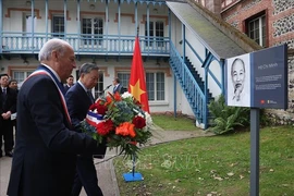 Party General Secretary and State President To Lam and Sainte-Adresse Mayor Hubert Dejean de la Batie lay flowers at the memorial plaque honouring President Ho Chi Minh in Sainte-Adresse city on October 6. (Photo: VNA)