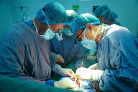 Doctors perform the heart-liver transplant on the patient (Photo: VietnamPlus)