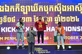 Female kickboxer Hong Tham wins the 11th gold medal for Vietnam at the 2024 Asian Kickboxing Championships. (Photo: thethaovietnamplus.vn)