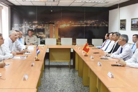 The delegation has a meeting with Mario Sabines Lorenzo, First Secretary of the Communist Party of Cuba (PCC) of Matanzas province. (Photo: VNA)