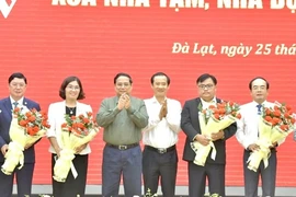 Prime Minister Pham Minh Chinh (third, left) attends a ceremony to receive donations for the “elimination of temporary and dilapidated houses” programme in Lam Dong province in August. (Photo: VNA)