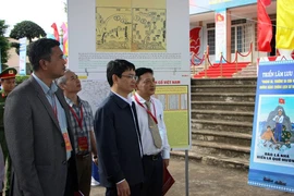 People visit the exhibition titled “Vietnam’s Hoang Sa (Paracel) and Truong Sa (Spratly): Historical and legal evidence”. (Photo: daklak.gov.vn)