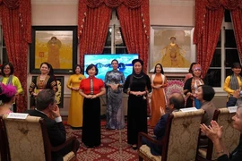 Spouses of Vietnamese diplomats in Washington DC take part in a show of traditional costumes of Vietnam. (Photo: The Voice of Vietnam.