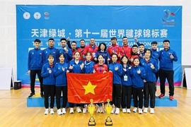 The Vietnamese delegation poses for a photo after winning the men's and women's singles titles at the World Shuttlecock Championships. (Photo: VNA)