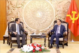 Secretary of the Party Central Committee and head of its Commission for External Relations Le Hoai Trung (R) and Chinese Ambassador to Vietnam He Wei (Photo: VNA)