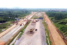 Hanoi is actively implementing many solutions to speed up the completion of public investment disbursement task in 2024. In the photo: Construction underway on Ring Road 4 - Hanoi Capital Region (section through Quoc Oai district) (Photo: hanoimoi.vn).