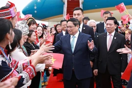 Prime Minister Pham Minh Chinh (C) welcomed at Kunming Changshui International Airport (Photo: VNA)