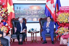 Vice Chairman of HCM City People’s Committee Vo Van Hoan (L) and Cambodian Consul General in HCM City Chan Sorykan. (Photo: VNA)