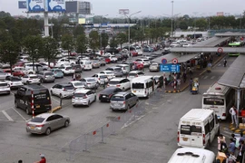 Cars and taxis at Noi Bai International Airport in Hanoi (Photo: VNA)