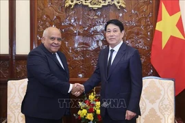 State President Luong Cuong (right) and outgoing Cuban Ambassador to Vietnam Orlando Nicolas Hernandez Guillen at the meeting in Hanoi on November 7 (Photo: VNA)