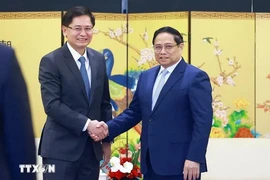 Prime Minister Pham Minh Chinh (R) receives Chairman of the Guangxi Zhuang Autonomous Region Lan Tianli in Kunming on November 6. (Photo: VNA)