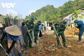 Officers and soldiers of Po Ma Border Post and local authorities support a disadvantaged family in building a new house. (Photo: vov.vn)