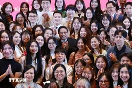 Prime Minister Pham Minh Chinh (C) meets Vietnamese students and representatives of the Vietnamese community in Chongqing city (Photo: VNA)