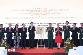 State President of Vietnam Luong Cuong (fifth, left) and delegates inaugurate the Vietnamese Defence Attaché’s Office in Chile (Photo: VNA)