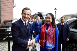 Swedish Prime Minister Ulf Kristersson (L) shakes hands with Vietnamese Vice State President Vo Thi Anh Xuan (Photo: VNA)