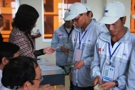 Workers fulfill procedures to go to the Republic of Korea for employment. (Photo: VNA)