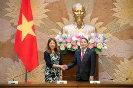 NA Vice Chairman Nguyen Duc Hai (R) and California State Treasurer Fiona Ma (Photo: VNA)