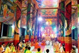 Khmer people practice rituals of Sene Dolta festival at a pagoda (Photo: VNA)