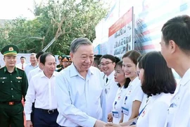 Party General Secretary To Lam visits residents and soldiers on Bach Long Vi island on November 14. (Photo: VNA)