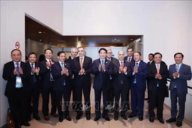 State President Luong Cuong (fifth from right) posing for a photo with leaders of major Peruvian businesses, and Vietnamese officials (Photo: VNA)