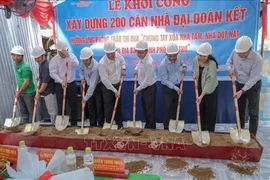 Delegates at the groundbreaking ceremony for the construction of a charity house in Nhon Nghia commune, Phong Dien district, Can Tho city. (Photo: VNA)