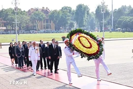 A delegation of the Armenian National Assembly (NA) led by its President Alen Simonyan pay tribute to President Ho Chi Minh at his mausoleum in Hanoi on November 19. (Photo: VNA)