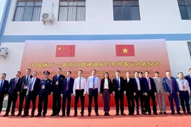 Representatives from Ha Giang province and China's Yunnan province at the opening of the two temporary cross-border corridors. (Photo: baohagiang.vn)