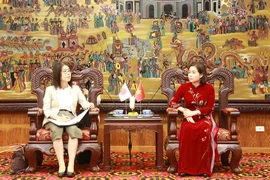 Vice Chairwoman of the Vinh Phuc provincial People’s Committee Phung Thi Kim Nga (R) welcomes Yoko Ishii, Director of Tochigi's Department of Industry, Labour, and Tourism (Photo: baovinhphuc.com.vn)