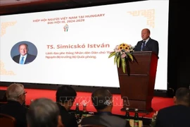 Former Hungarian Minister of Defence Simicsko Istvan, Co-Chairman of the Hungary-Vietnam Friendship Committee and the Hungary-Southeast Asia Parliamentary Friendship Group, speaks at the event. (Photo: VNA)