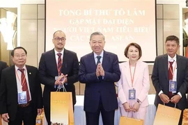 General Secretary of the Communist Party of Vietnam Central Committee To Lam (C) presents gifts to outstanding Vietnamese nationals living in ASEAN countries. (Photo: VNA)