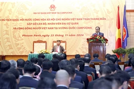 Chairman of the Vietnamese National Assembly Tran Thanh Man speaks at the meeting with the staff of the Vietnamese Embassy, and representatives of the Vietnamese community in Cambodia. (Photo: VNA)