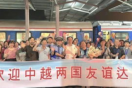 Chinese tourists are welcomed at Lao Cai Station (Photo: baolaocai.vn)