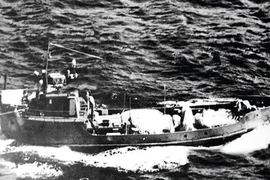 During the anti-American war, the "no-number-plate ship" of the Vietnam People's Navy transported tens of thousands of tonnes of weapons, equipment, and thousands of officials and soldiers from the North to major battlefields in the South, creating the legendary "Ho Chi Minh Trail" at Sea. (File Photo published by VNA)