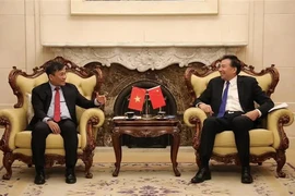 At the meeting between Vietnam's Permanent Deputy Minister of Foreign Affairs Nguyen Minh Vu (L) and Chairman of the China International Development Cooperation Agency (CIDCA) Luo Zhaohui. (Photo: VNA)