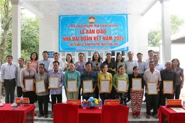 At the ceremony to present 10 great solidarity houses to needy households in Co Do district in the Mekong Delta city of Can Tho. (Photo: VNA)