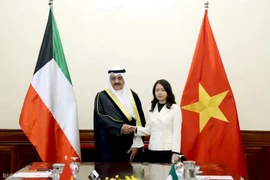 Deputy Minister of Foreign Affairs Nguyen Minh Hang (R) and Assistant Foreign Minister for Asian Affairs of Kuwait Samee Essa Johar Hayat (Photo: VNA)