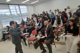 Vietnamese Ambassador to Brazil Bui Van Nghi attends a presentation of essays on Vietnam by students at the Higher Education Institute of Brasilia (IESB) of Brazil on December 12, 2024. (Photo: VNA)