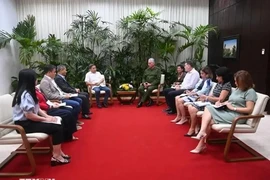 Cuban President Miguel Díaz-Canel (far right) receives representatives of Vietnamese businesses. (Photo: VNA)