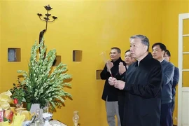 Party General Secretary To Lam and delegates offer incense to President Ho Chi Minh at House 67 (Photo: VNA)