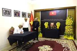 General Secretary of the Communist Party of Bangladesh Ruhin Hossain Prince writes in the condolence book at the respec-paying ceremony held by the Vietnamese Embassy in Bangladesh. (Photo: VNA)