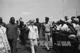 General Vo Nguyen Giap is warmly welcomed by leaders and people of Cotonou during his visit to Benin from November 5-8 in 1980. (File Photo: VNA)