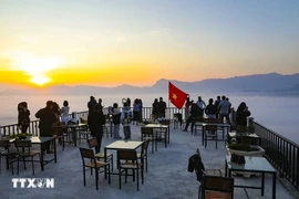 Ethereal sea of clouds at Tang Quai pass