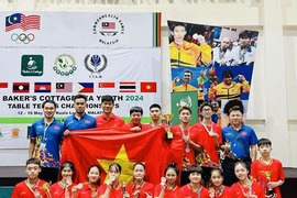 Los jugadores vietnamitas posan con sus medallas en el Campeonato Juvenil de Tenis de Mesa del Sudeste Asiático, celebrado en Malasia. (Foto: thethaoplus.vn)