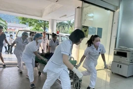Las víctimas son llevadas al Hospital General de Cam Pha. (Foto: VNA)