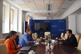El embajador de Vietnam, Ha Hoang Hai (derecha), en una reunión con representantes del Ministerio polaco de Familia, Trabajo y Política Social (Foto: VNA)