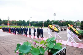 La delegación de dirigentes y exlíderes del Partido y el Estado en el Mausoleo del Presidente Ho Chi Minh. (Foto: VNA)
