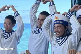 Belleza humilde de jóvenes soldados vietnamitas en el mar y las islas