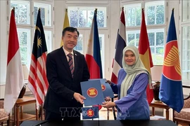 El embajador de Vietnam en la República Checa, Duong Hoai Nam, recibe la presidencia rotatoria del Comité de la ASEAN (ACP) de manos de la embajadora de Malasia, Suzilah Mohd Sidek. (Foto: VNA)