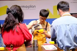 Un vietnamita participa en el concurso internacional de arte del latte. (Fuente: https://baoquocte.vn/)